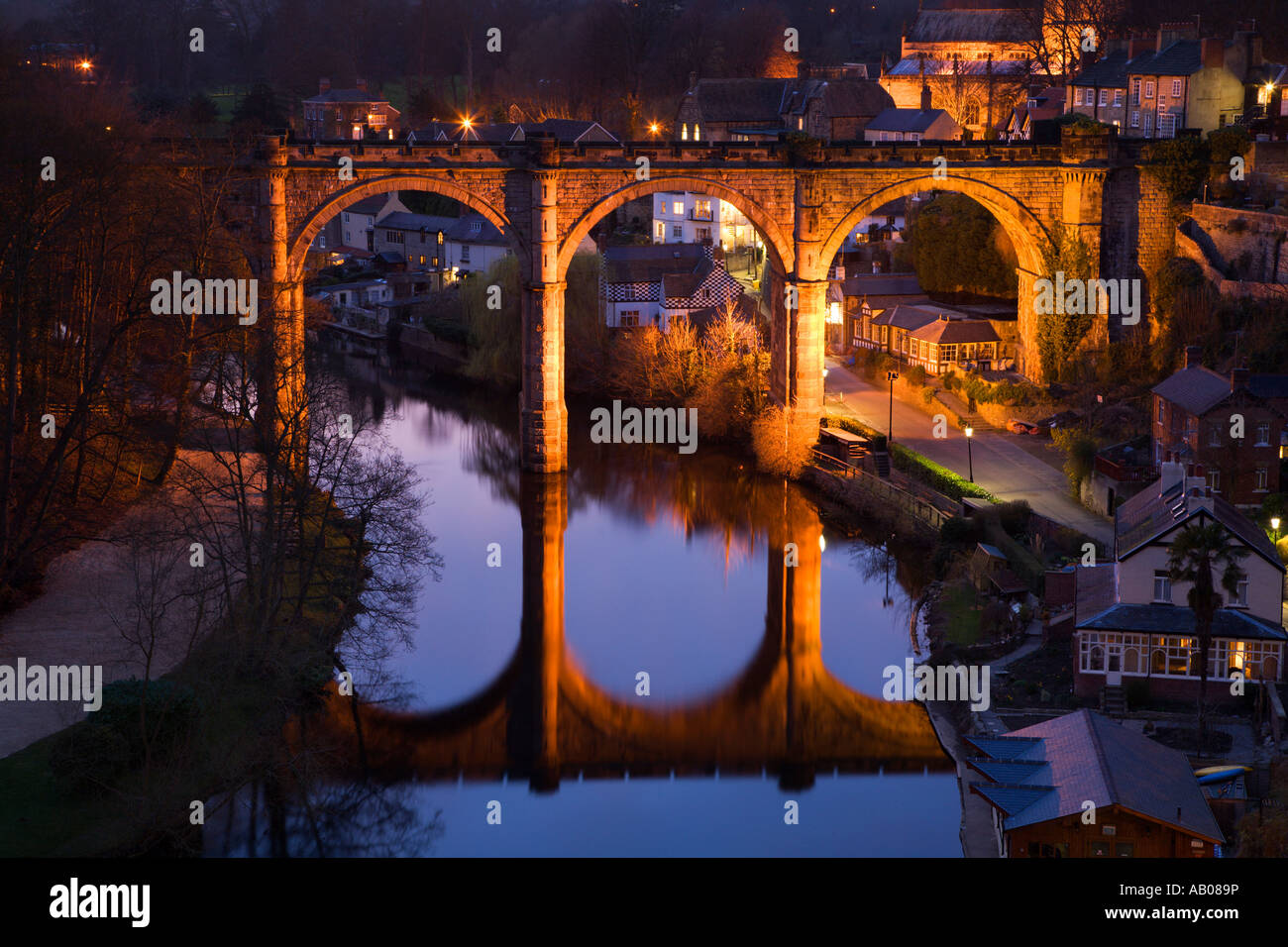 Flutlicht Eisenbahnviadukt über den Fluss Nidd in Knaresborough erbaut 1851 für die Leeds und Thirsk Railway North Yorkshire England Stockfoto