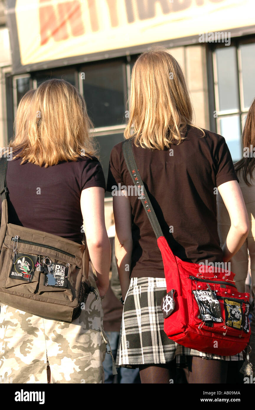 Junge Mädchen auf Rock-Musik-Konzert Stockfoto