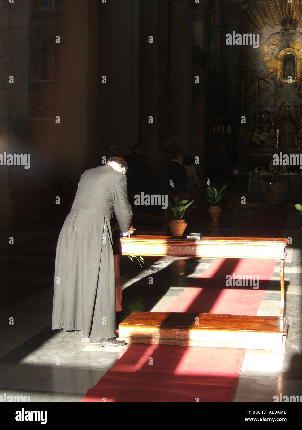 Priester beten in San Salvatore in Lauro Kirche Rom Stockfoto