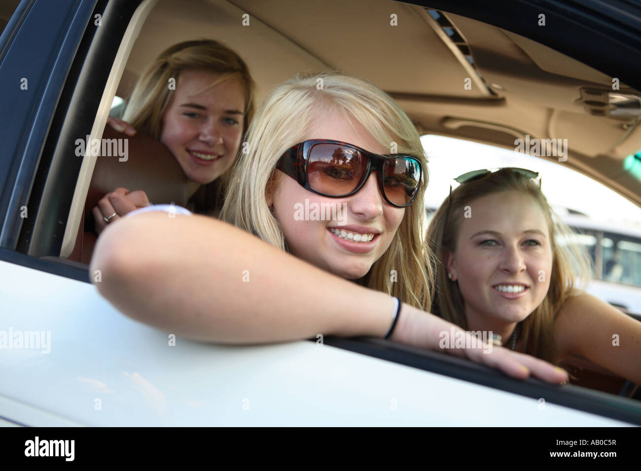 Drei Mädchen im Teenageralter in ein Auto Stockfoto