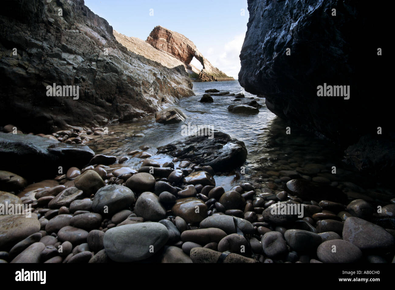 Schottland - Moray Portknockie und die natürlichen Felsbogen Bowfiddle Rock Stockfoto