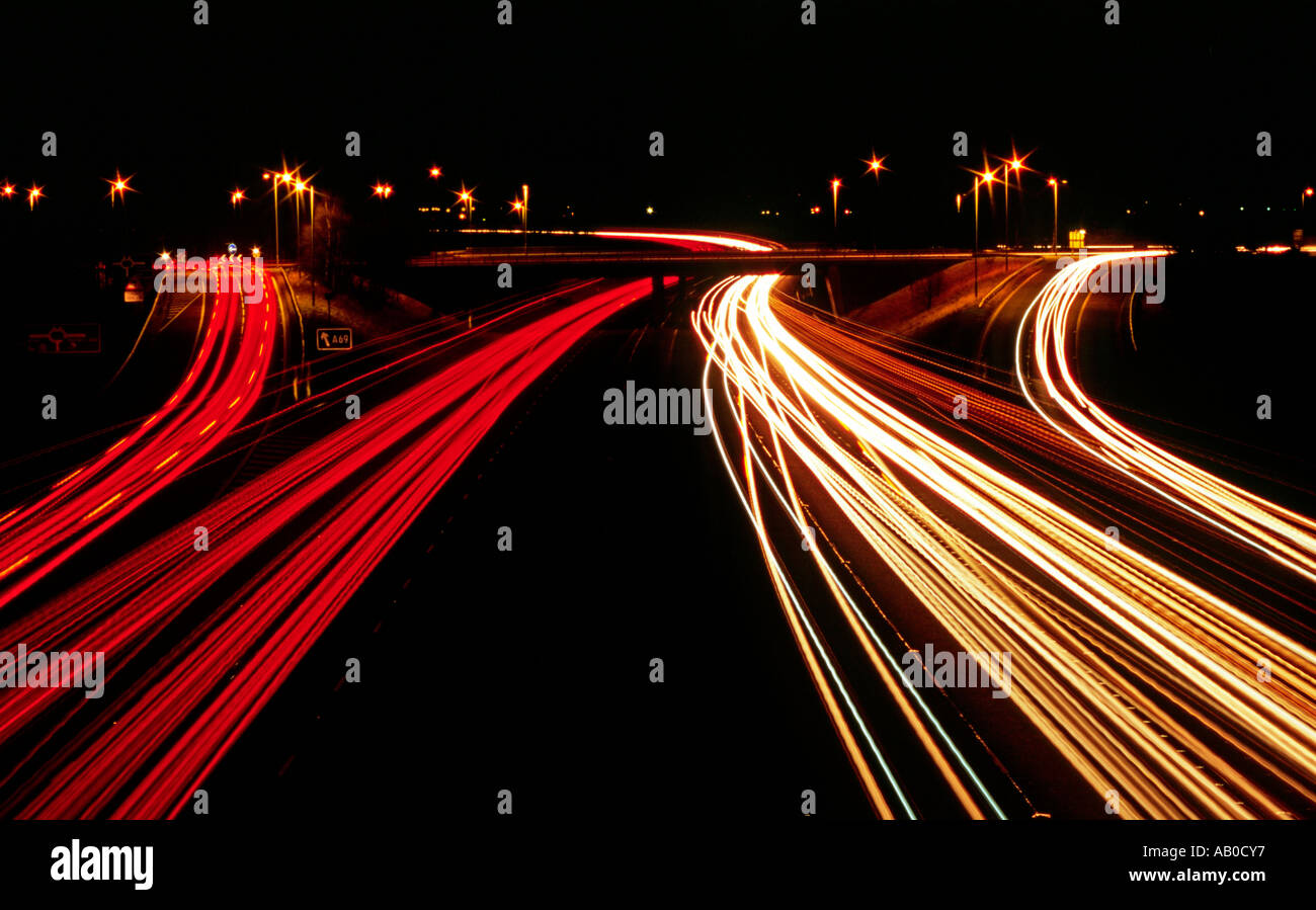 Verkehr-Trails in der Nacht Stockfoto