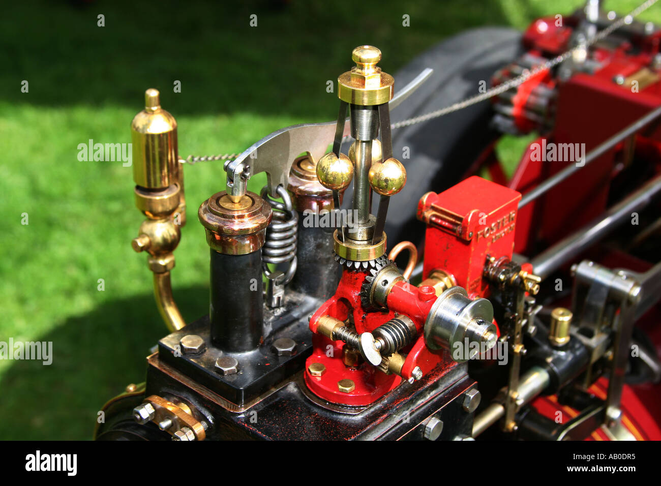 Dampf- und Revolution-Controller Zahnrad auf einer Skala Modell Dampftraktor. Stockfoto