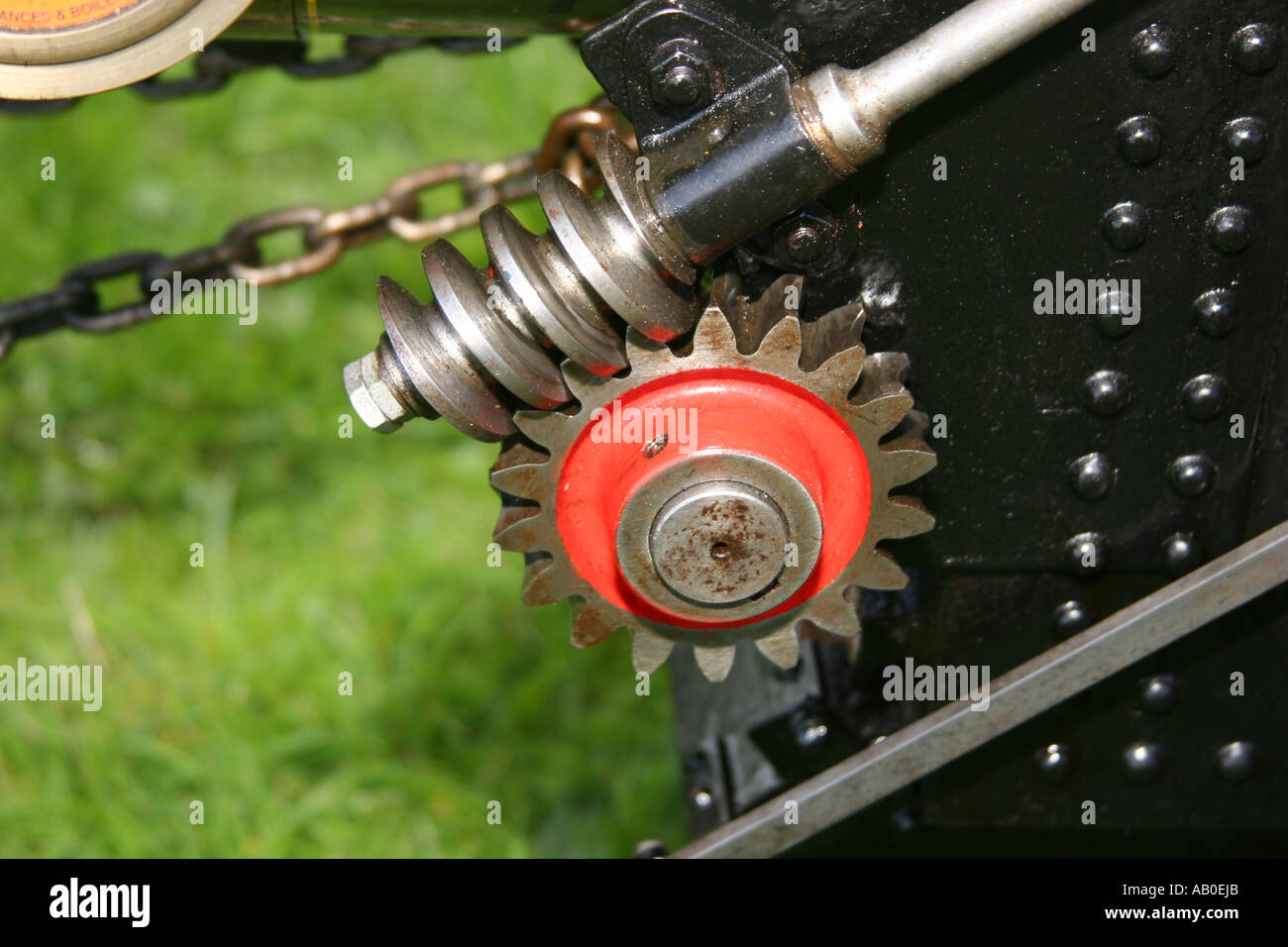 Schließen Sie Schuss des Lenkgetriebes Zahnstange und Ritzel auf einer Skala Modell Dampftraktor. Stockfoto