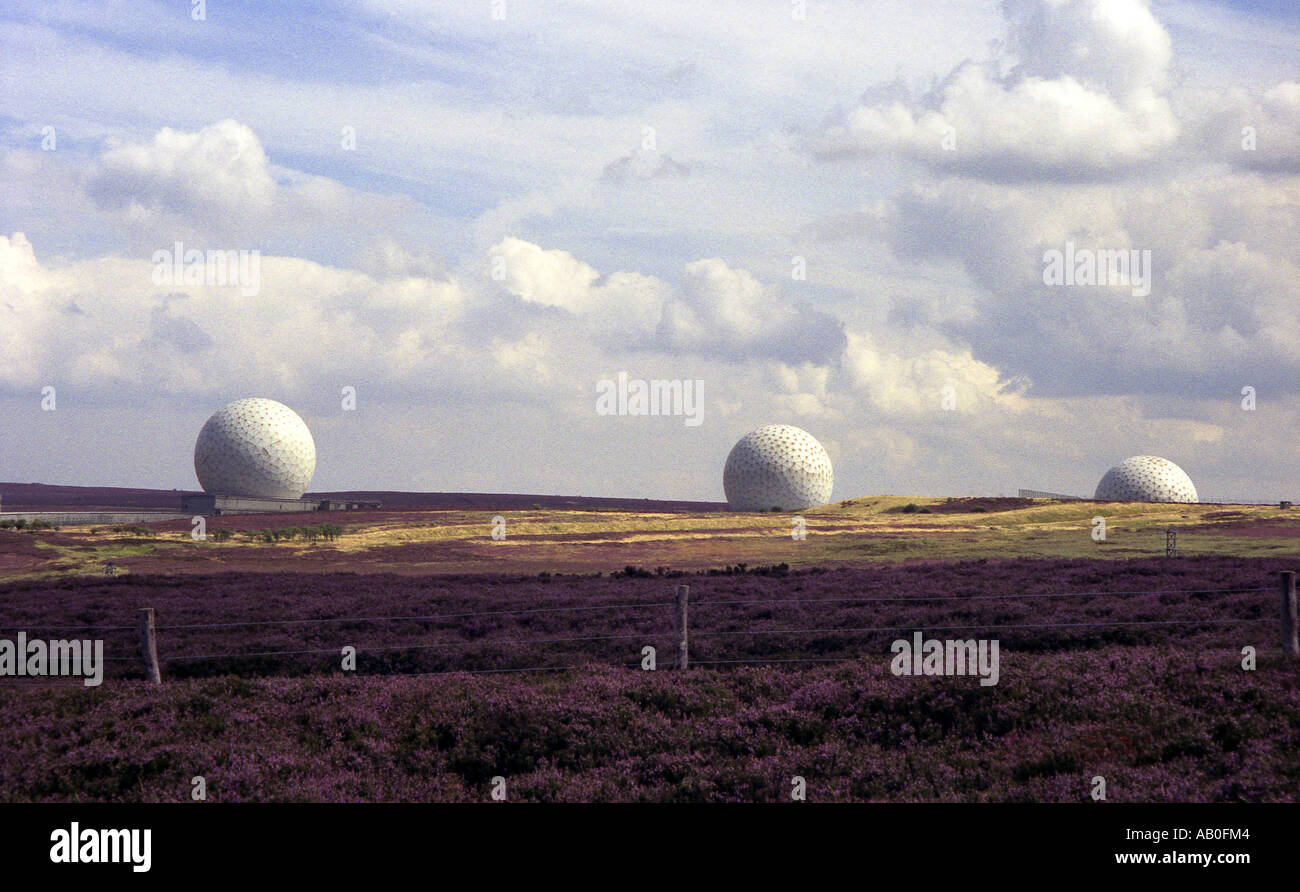 Die Frühwarnradar Kuppeln bei Raketenstarts auf der North Yorkshire Moors ca. 1980. Stockfoto