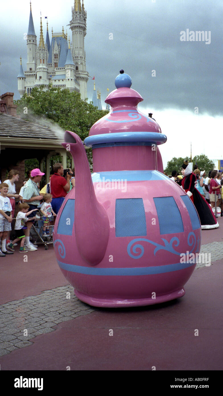 Teekanne aus der Mad Hatter Tea-Party in der wichtigsten Streetparade im  Disney Magic Kingdom in Florida Stockfotografie - Alamy