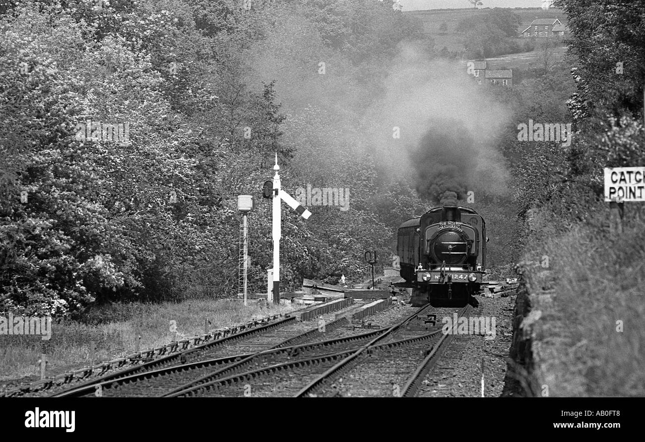 Dampfmaschine und Rauch machen, als es die Steigung in Goathland Station auf der North Yorkshire Moors Railway fährt Zug. Stockfoto