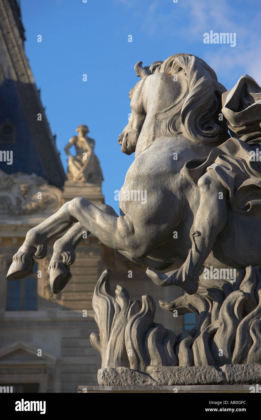 Statue am Palais du Louvre in Paris Frankreich Stockfoto