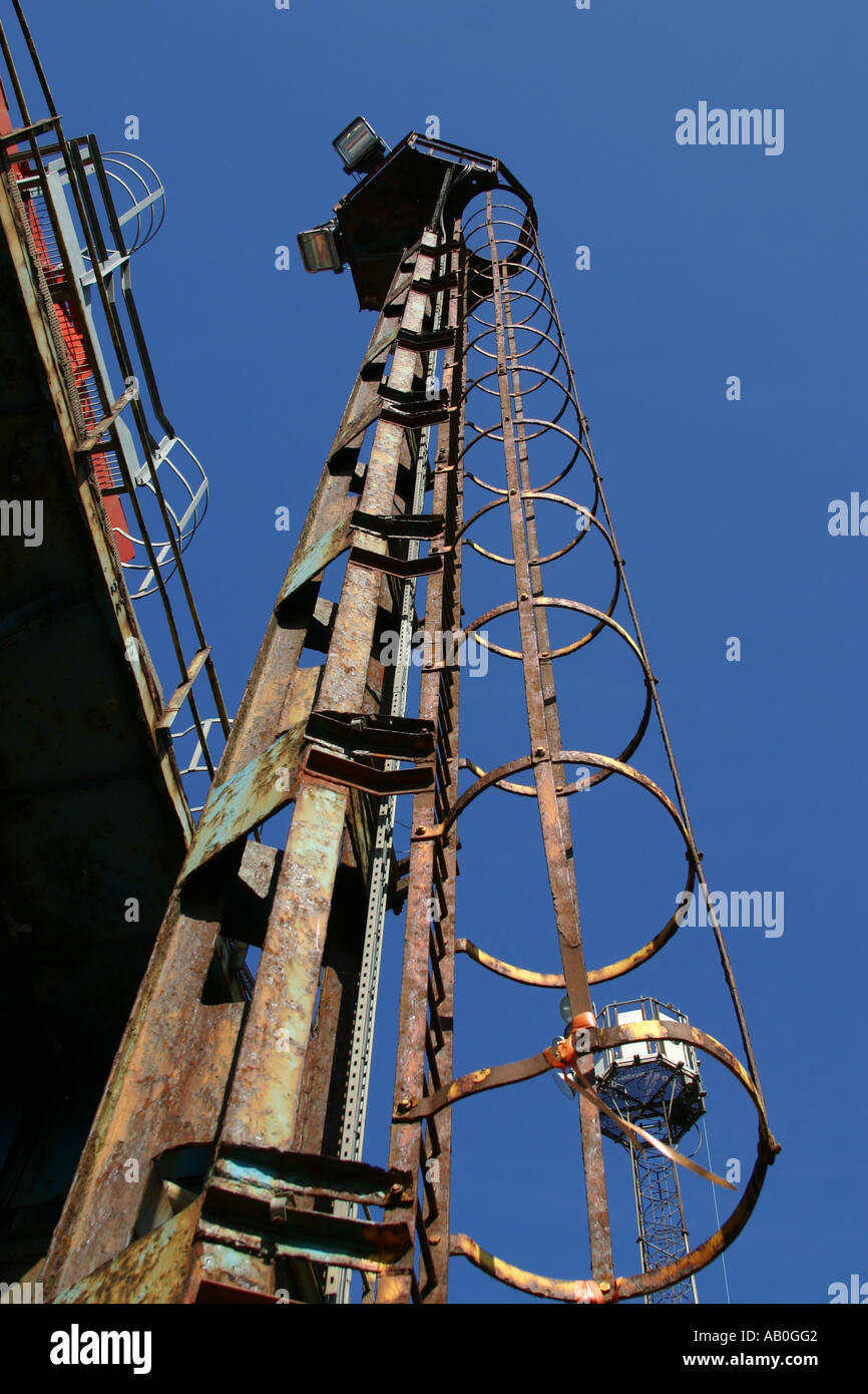 Senkrechte Leiter mit hinteren Wache auf hohe Beleuchtung Turm in Industrieanlagen. Stockfoto