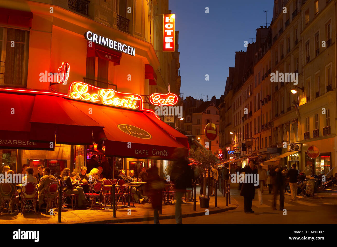 Straßencafé in der Nacht an der Ecke der Rue de Buci Rue de l Ancienne Comedie St Germain des Pres-Rive Gauche-Paris Frankreich Stockfoto