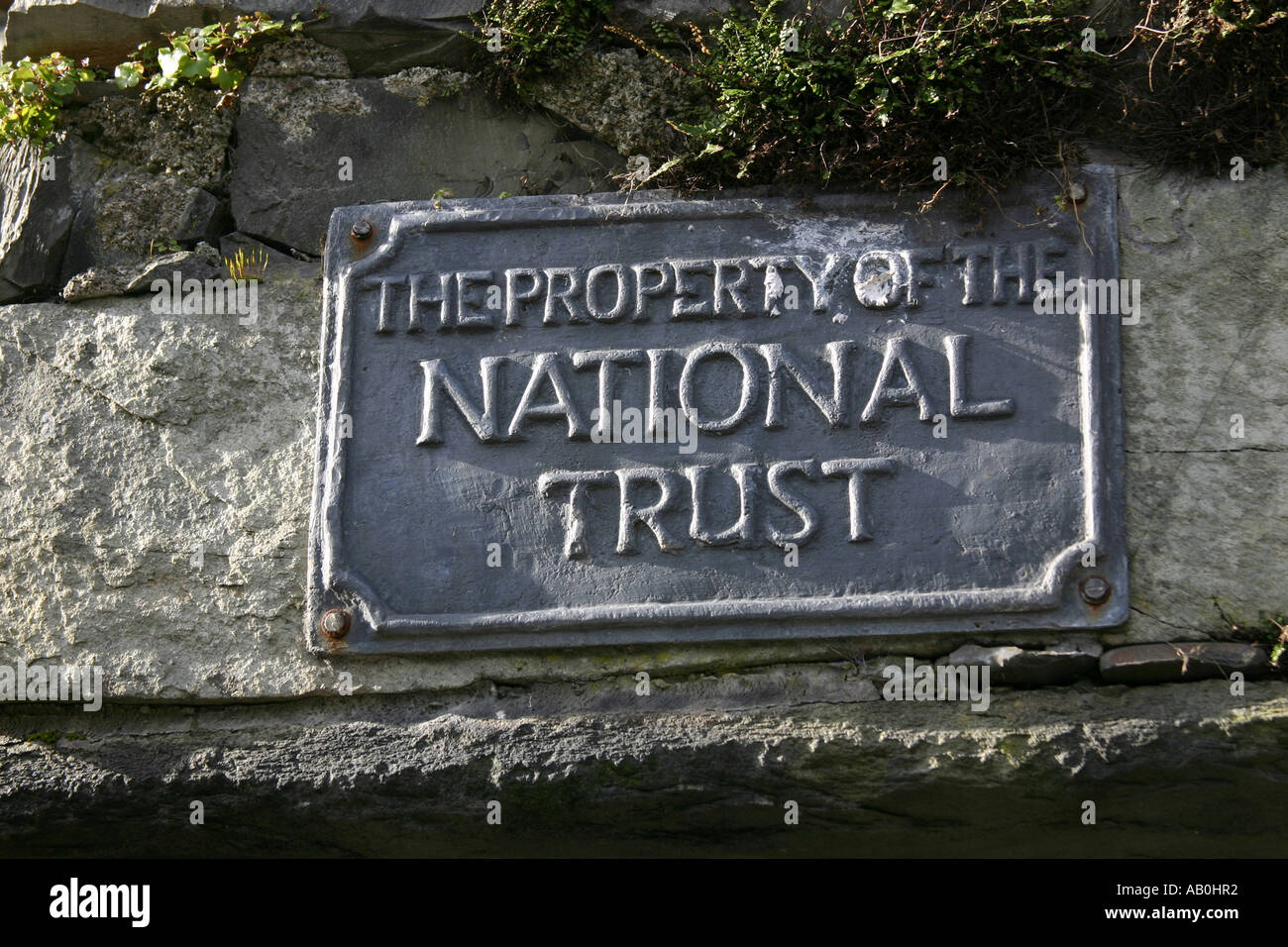 Ein Gusseisen-Zeichen zeigt die Eigenschaft des national Trust. Stockfoto