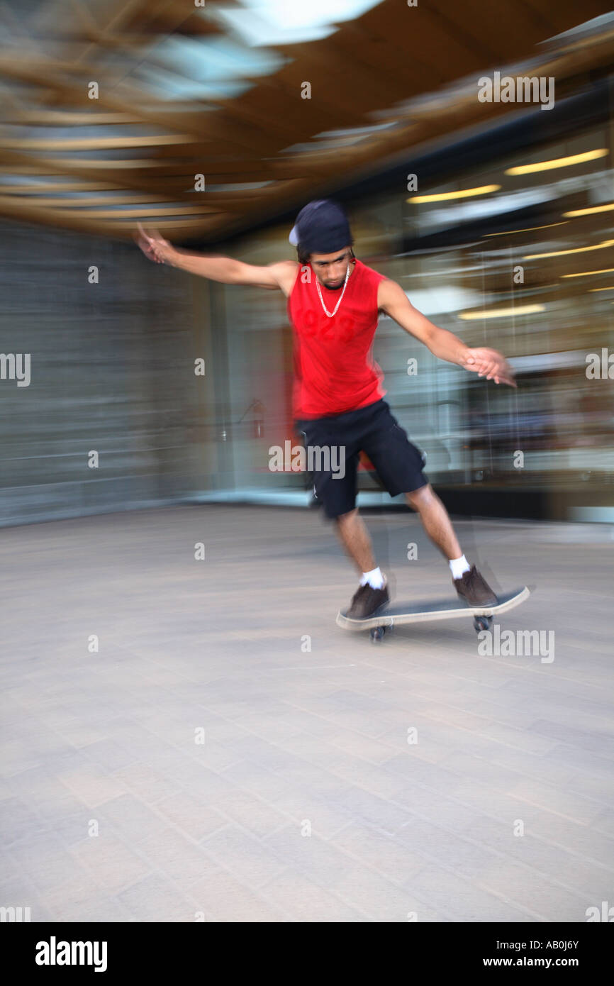 Skateboarder mit Bewegungsunschärfe Stockfoto
