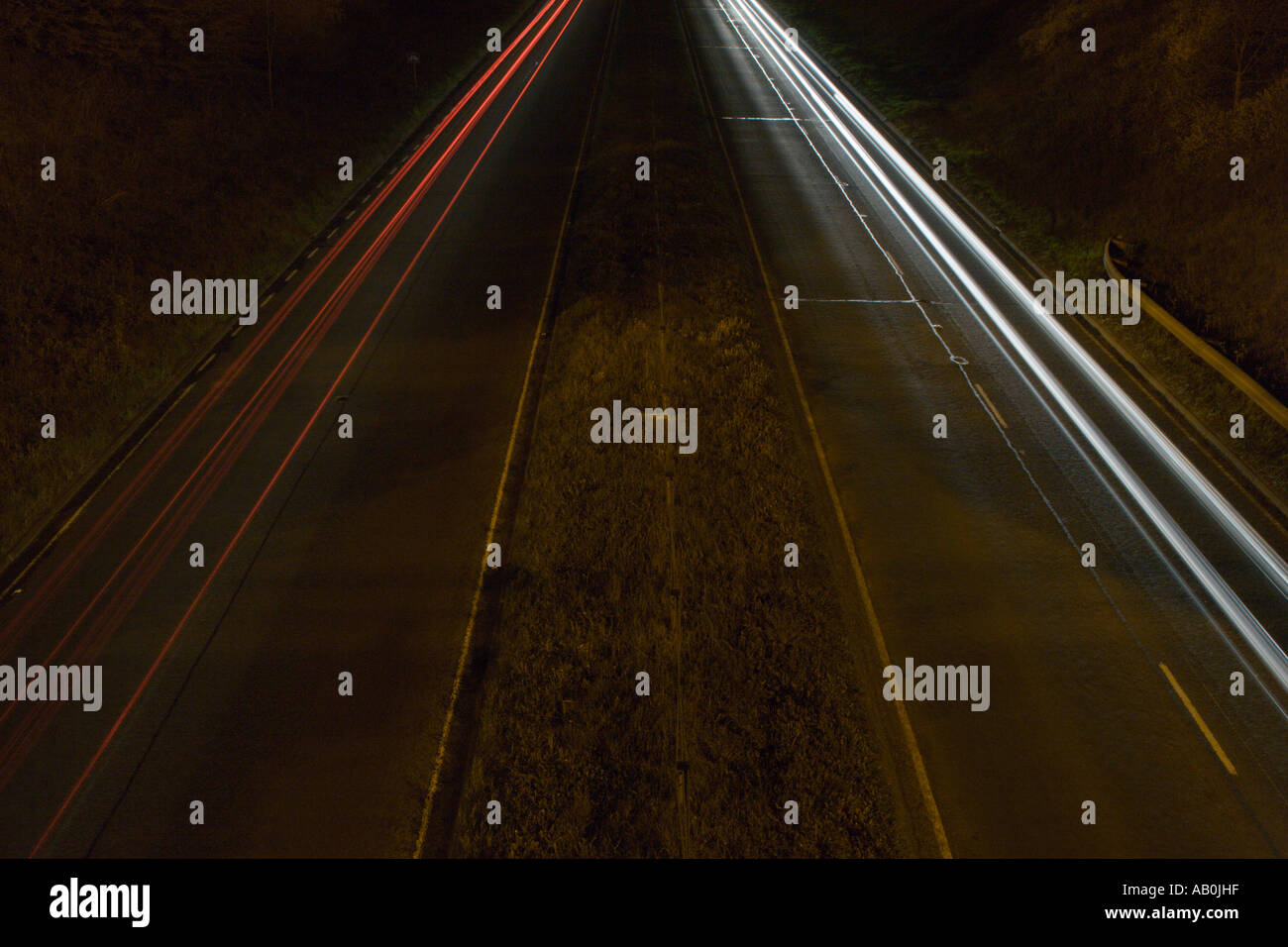 Straße in der Nacht zeigt Autolichter durch Stockfoto