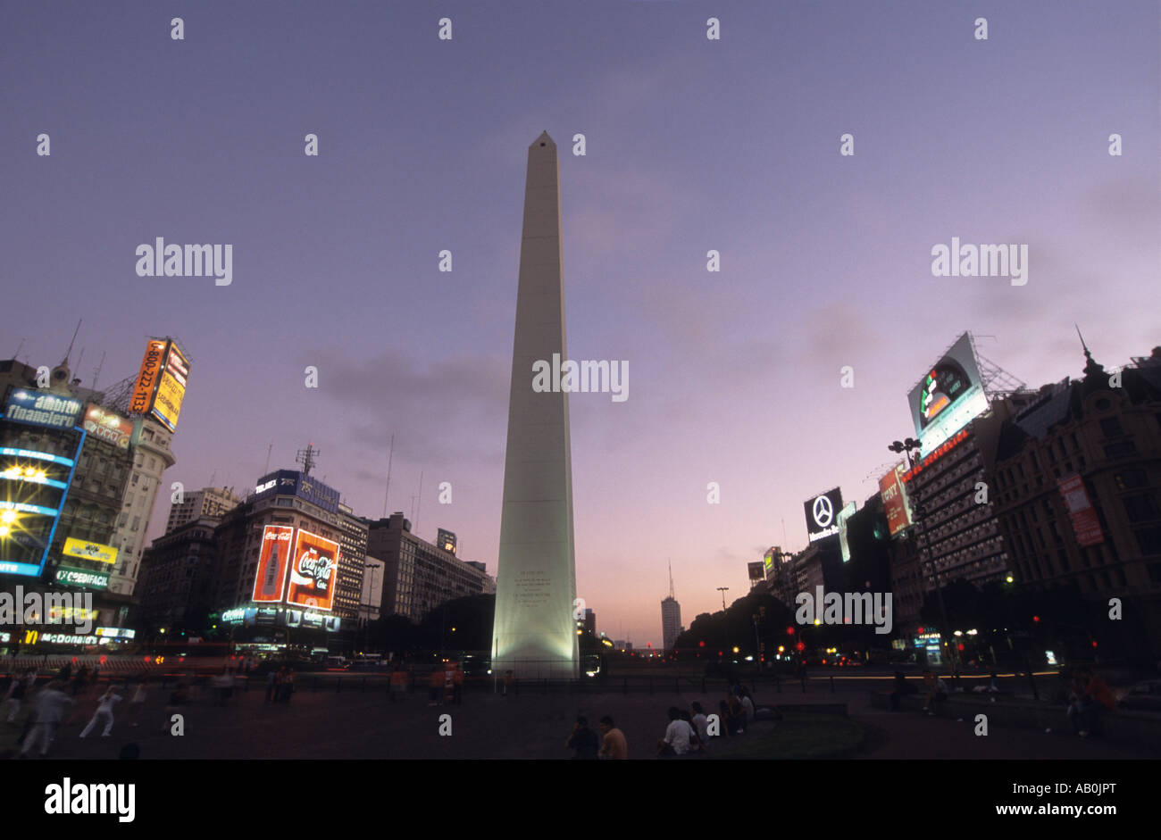 Der Obelisk und Avenue 9 de Julio bei Sonnenuntergang, Buenos Aires, Argentinien Stockfoto
