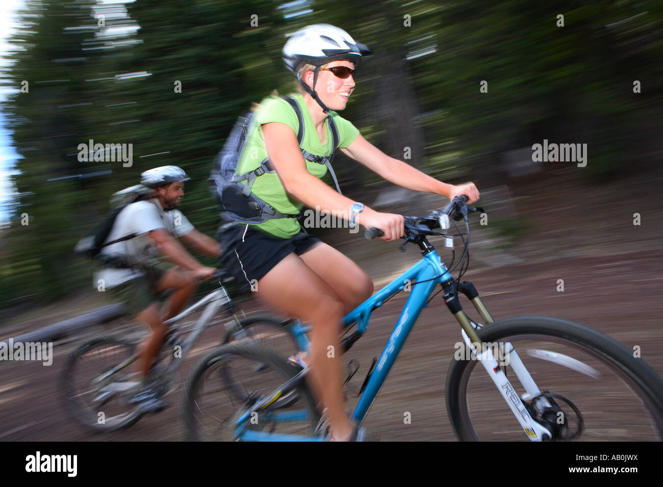 Junges Paar Mountainbike zusammen mit Bewegungsunschärfe Stockfoto