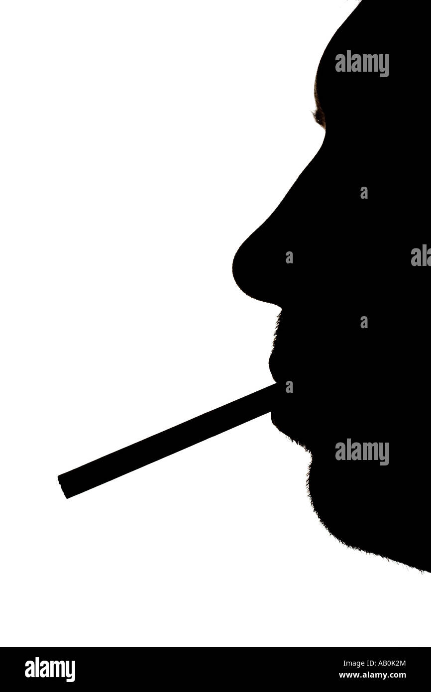 Silhouette eines Mannes mit einer Zigarette Stockfoto
