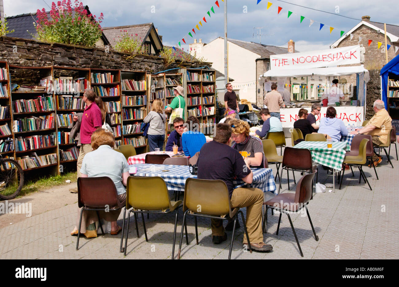 Speisen im freien Ehrlichkeit Bookshop im Heu Schloss während der jährlichen Buchausstellung Hay on Wye Powys Wales UK Stockfoto