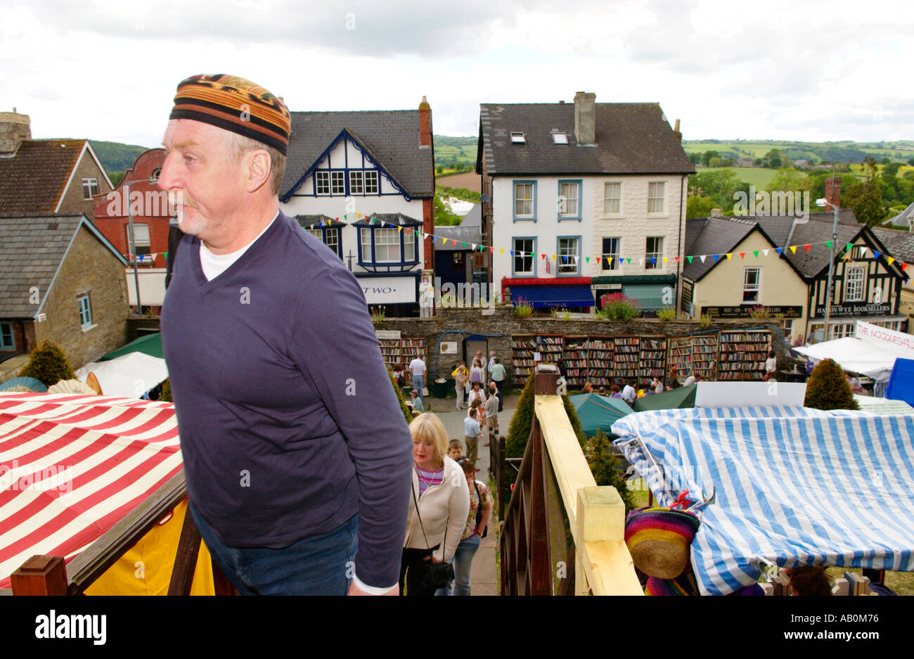 Blick über die freien Ehrlichkeit Buchhandlung am Heu Burg Hay on Wye Powys Wales UK während der jährlichen Buchausstellung Stockfoto