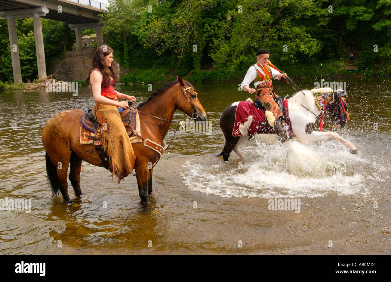 Darsteller und Pferde aus Giffords Zirkus erfrischen Sie sich in den Fluss Wye bei Hay on Wye Powys Wales UK Stockfoto