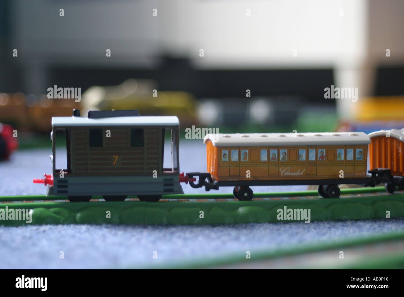 Bahn set Toby die Dampfstraßenbahn und einige Kutschen Stockfoto