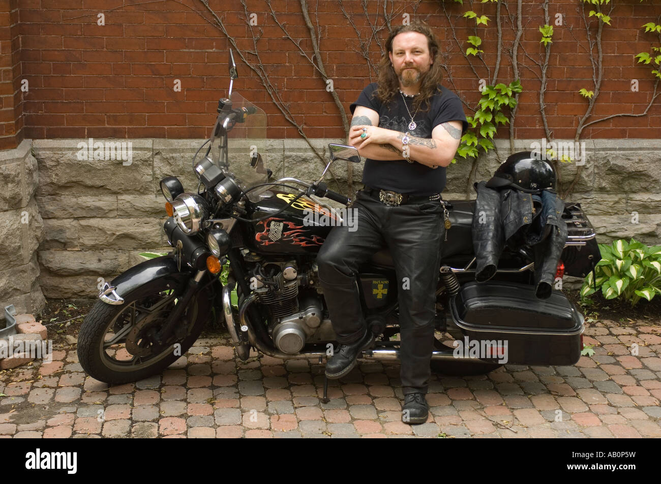 Bandana Motorradfahrer, schwarze Lederjacke und Tattoos Stockfoto