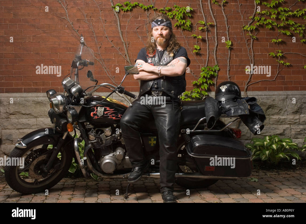 Bandana Motorradfahrer, schwarze Lederjacke und Tattoos Stockfoto