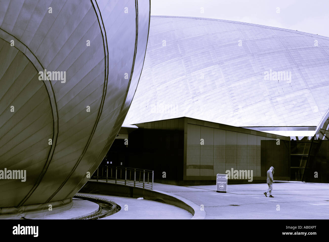 Glasgow Science Centre vor dem Eingang in schwarz und weiß mit hohen zentralen Blaufärbung Stockfoto