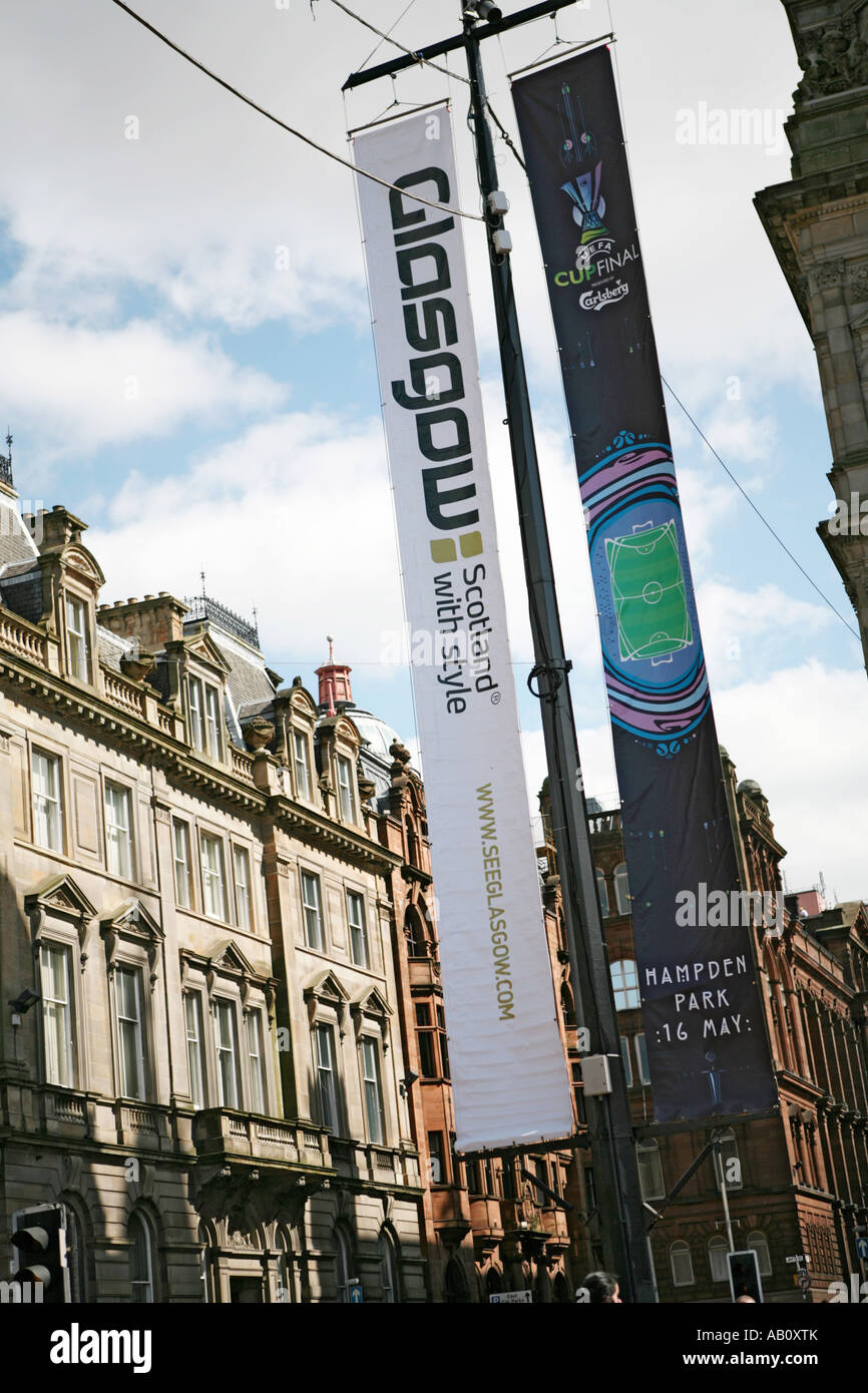 Glasgow-Straße mit Banner-Werbung den UEFA-Cup-Finale Stockfoto