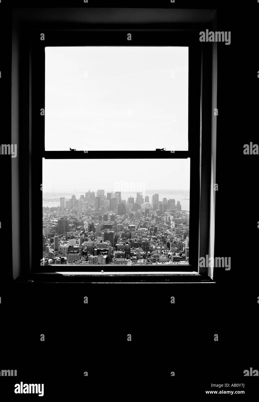 Ein abstraktes Bild, Blick durch ein Fenster aus dem Empire State building an der Manhattan Straße unten. Stockfoto