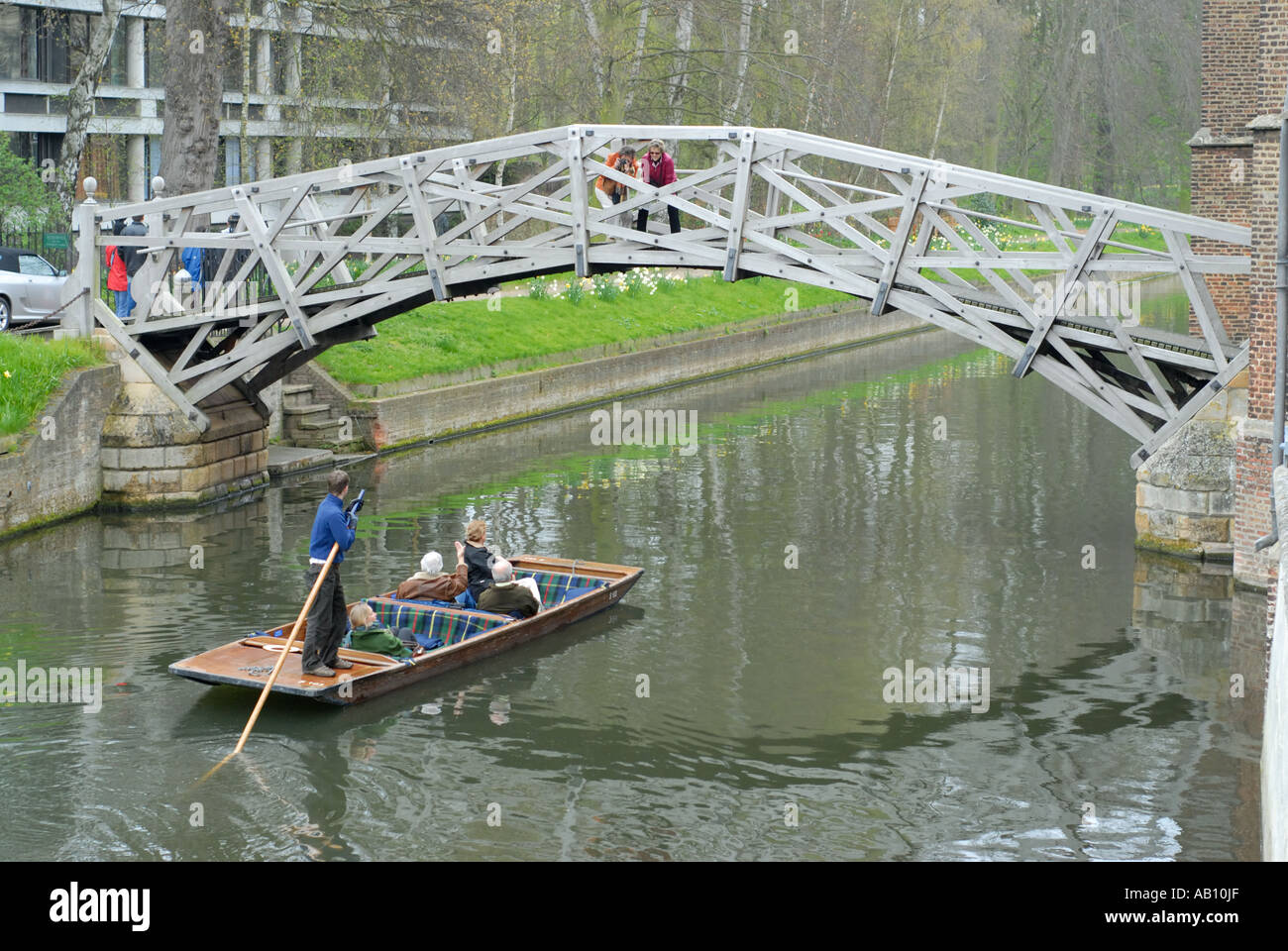 Touristen fotografieren andere Touristen in einem Kahn aus der mathematischen Brücke Queens College Cambridge UK Stockfoto