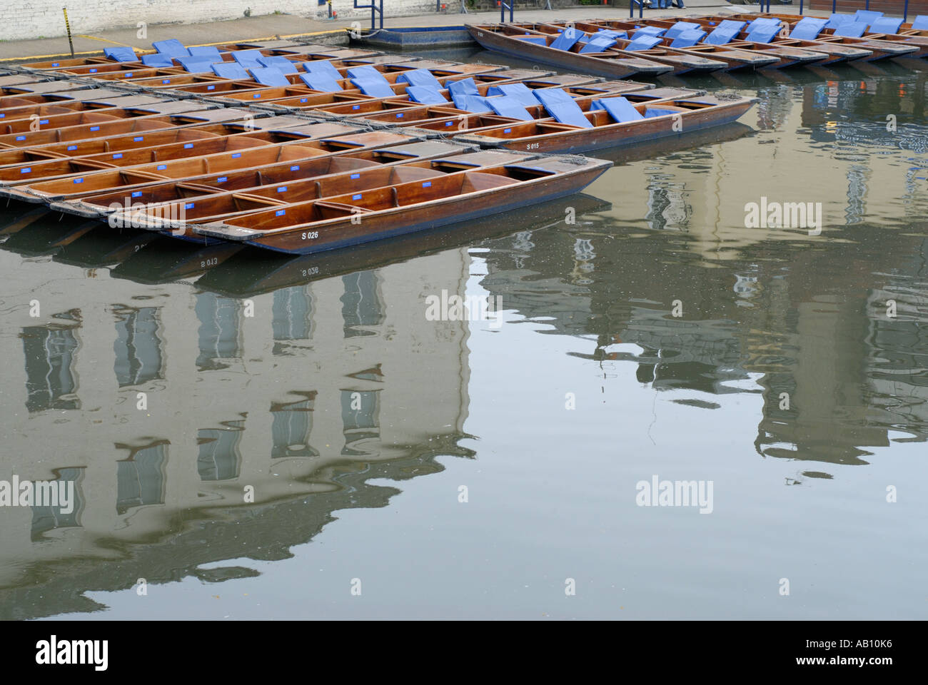 Muster der Kähne auf dem Fluss Cam Cambridge UK mit Reflexion Stockfoto