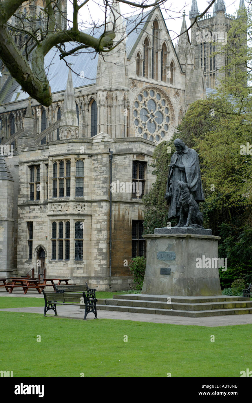 Statue von Alfred Lord Tennyson in Lincoln Kathedrale Stockfoto