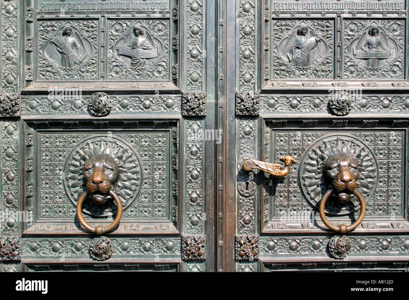 Dettaglio dei sudportals bronzetur mit reliefdarstellung Fotos und