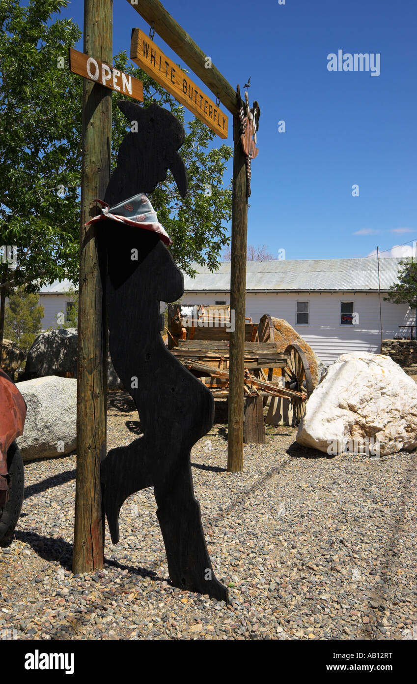 Eine klassische Cowboy Figur vor White Butterfly Souvenirladen Butte Avenue, Randsburg, Kalifornien, USA (April 2007) Stockfoto