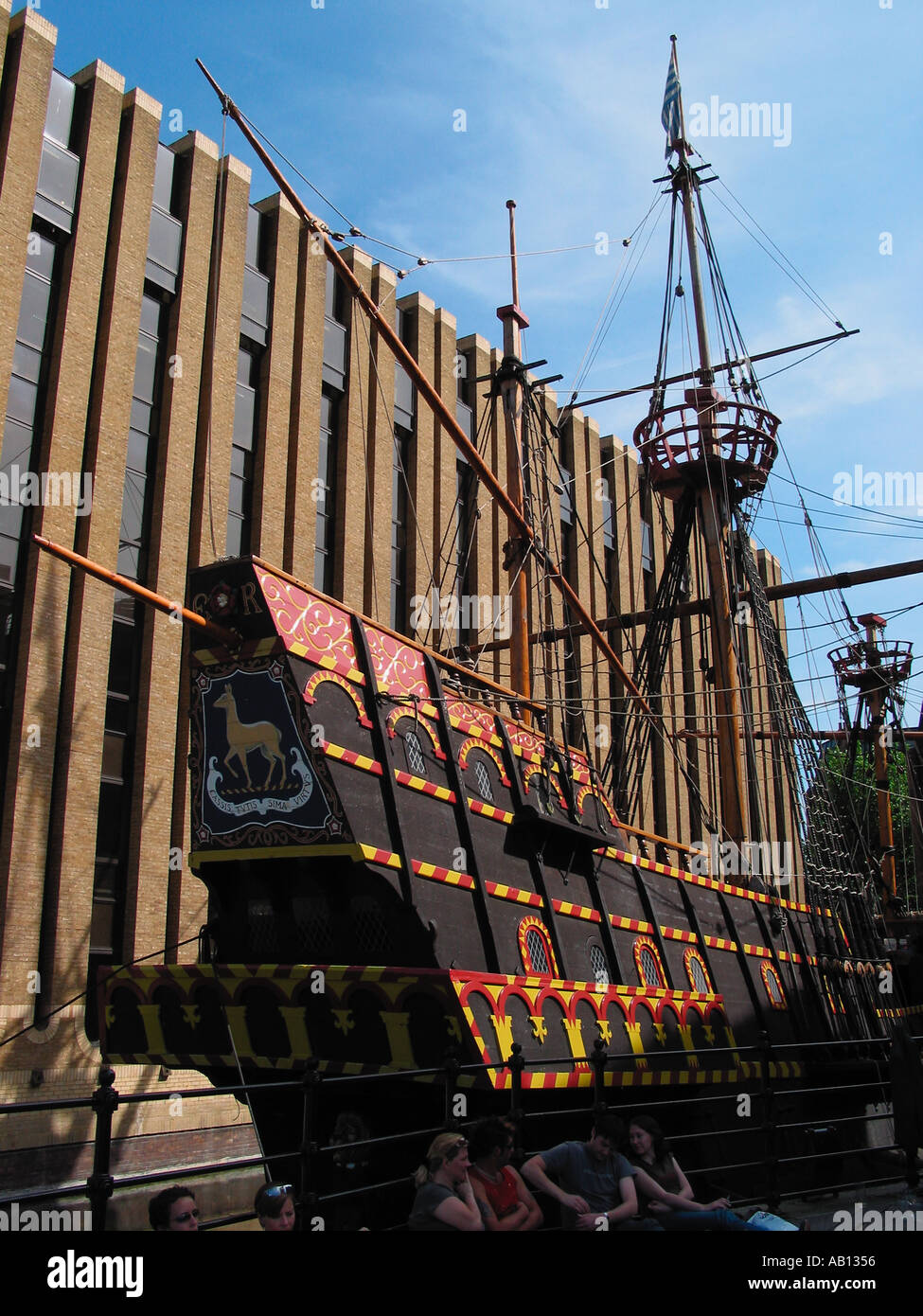 ST Mary Overie's Dock, Golden Hinde Replica Galleon, Cathedral St, Southwark, London England, Großbritannien Stockfoto