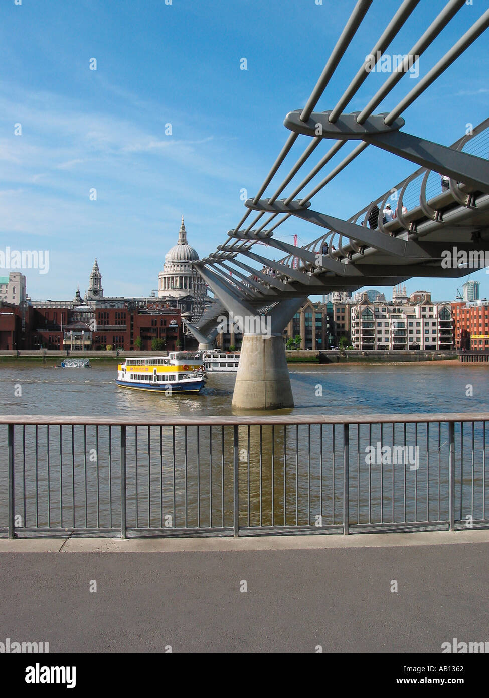 Millennium Bridge Bankside St Paul s Cathedral Fluss Themse London England GB Stockfoto