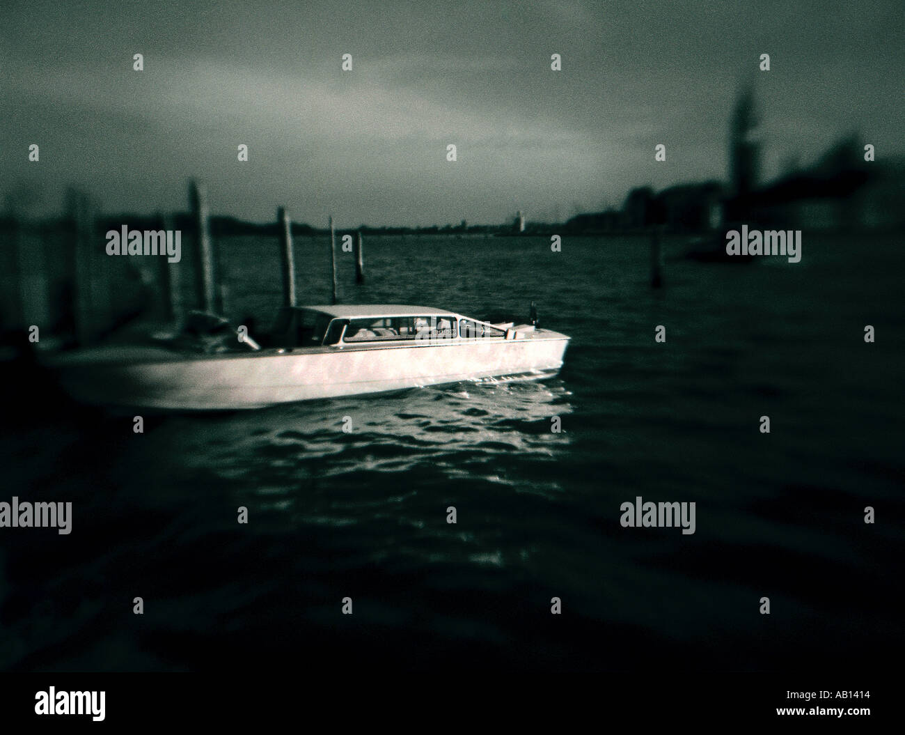 schwarz / weiß Bild von Venedig Boot-Taxis auf canal Stockfoto