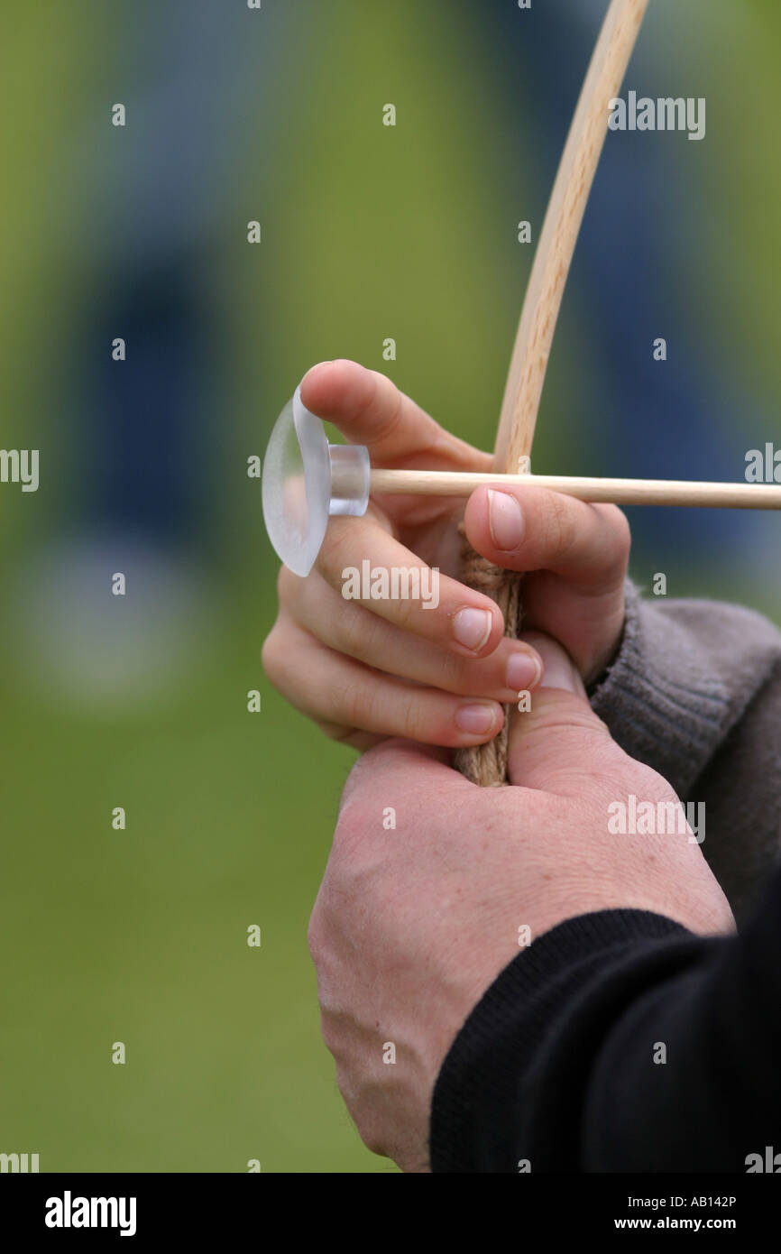 Vater zeigt junge, wie einen Spielzeug Pfeil schießen Stockfoto