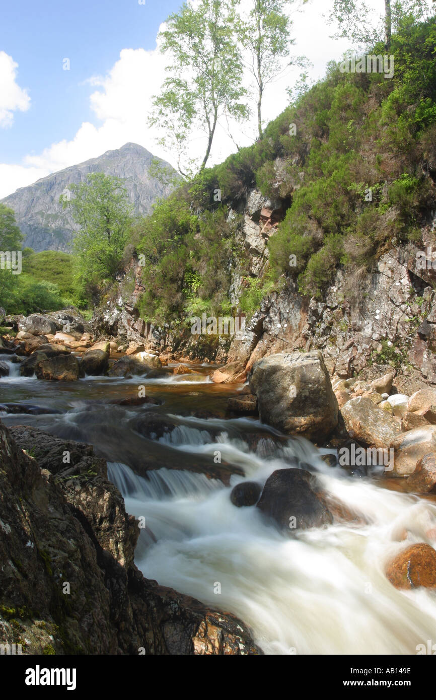 Fluss mit Buchaille Etive Mor im Hintergrund Stockfoto