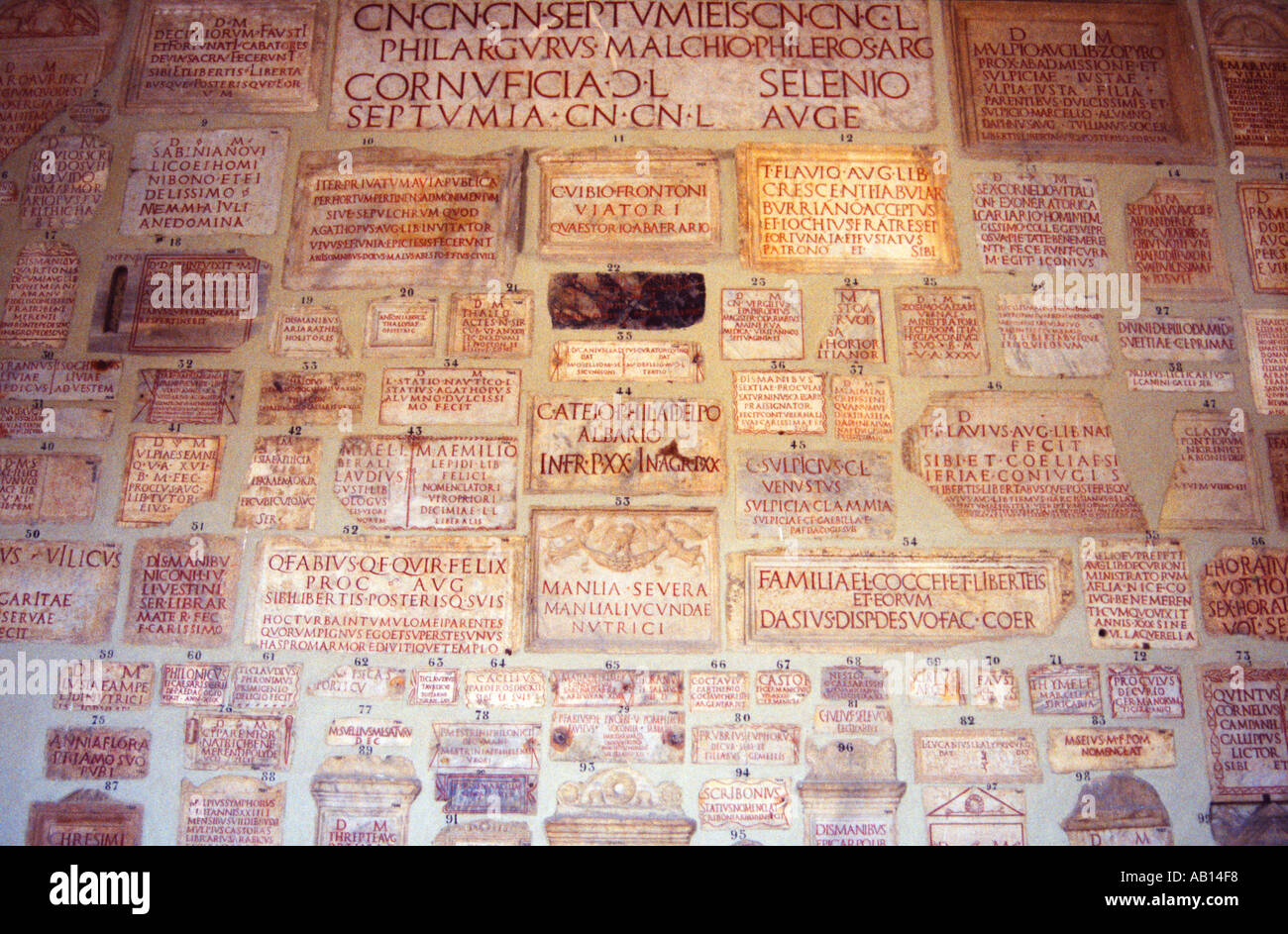 Römische Inschriften auf eine Mauer in Rom, Italien Stockfoto