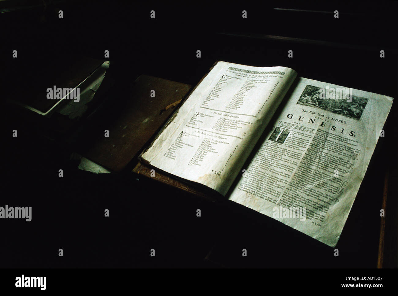 Alte Bibel im Buch Genesis in einer alten englischen Kirche öffnen Stockfoto