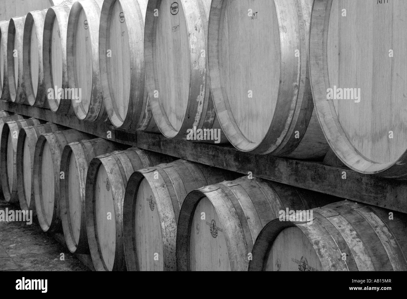 Barriques aus französischer Eiche oder Fässer verwendet, um zu reifen Chainti. Weinfässer in der Toskana Italien. Italienische Eiche, Weinkeller, Weingut, Cask, Weinberg, Container. Stockfoto