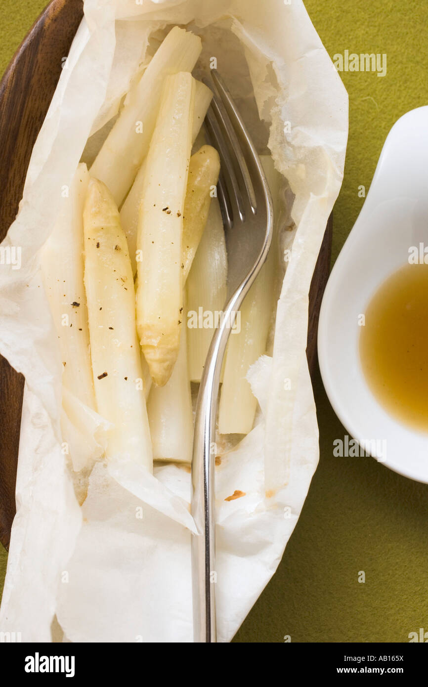 Weißer Spargel in Folie gegart mit Gabel FoodCollection Stockfoto