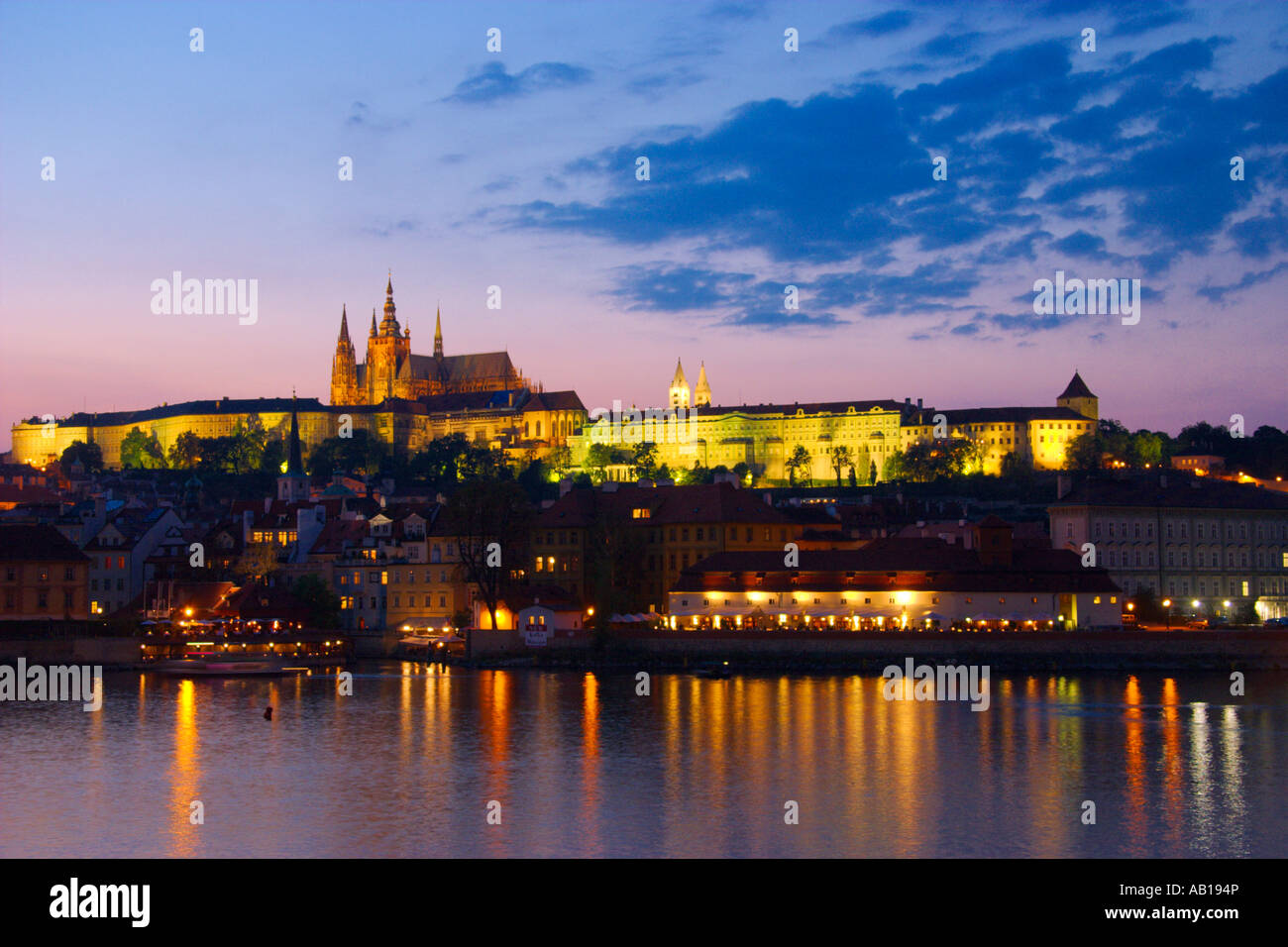 Der Fluss Moldau Prag Burg Kathedrale und Charles Bridge in der Dämmerung Stockfoto