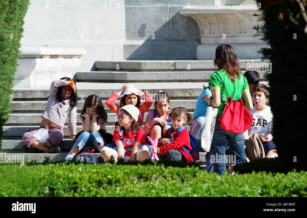 Schülerinnen und Schüler zu Besuch in Madrid Spanien Europa Mitteleuropa. Sitzen auf Stufen für eine Rast. Stockfoto