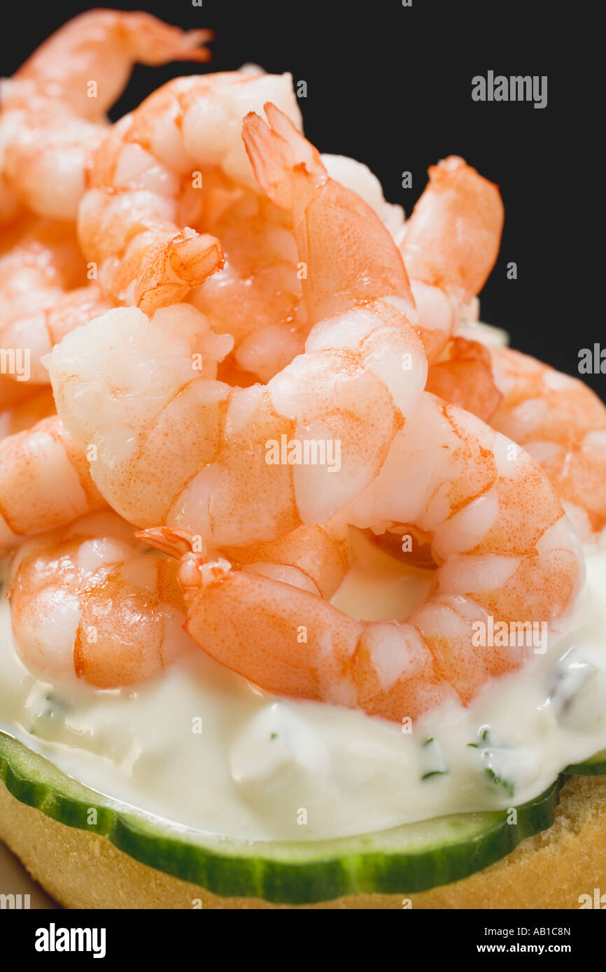 Halbe Brötchen, garniert mit Garnelen Gurken Remoulade FoodCollection Stockfoto