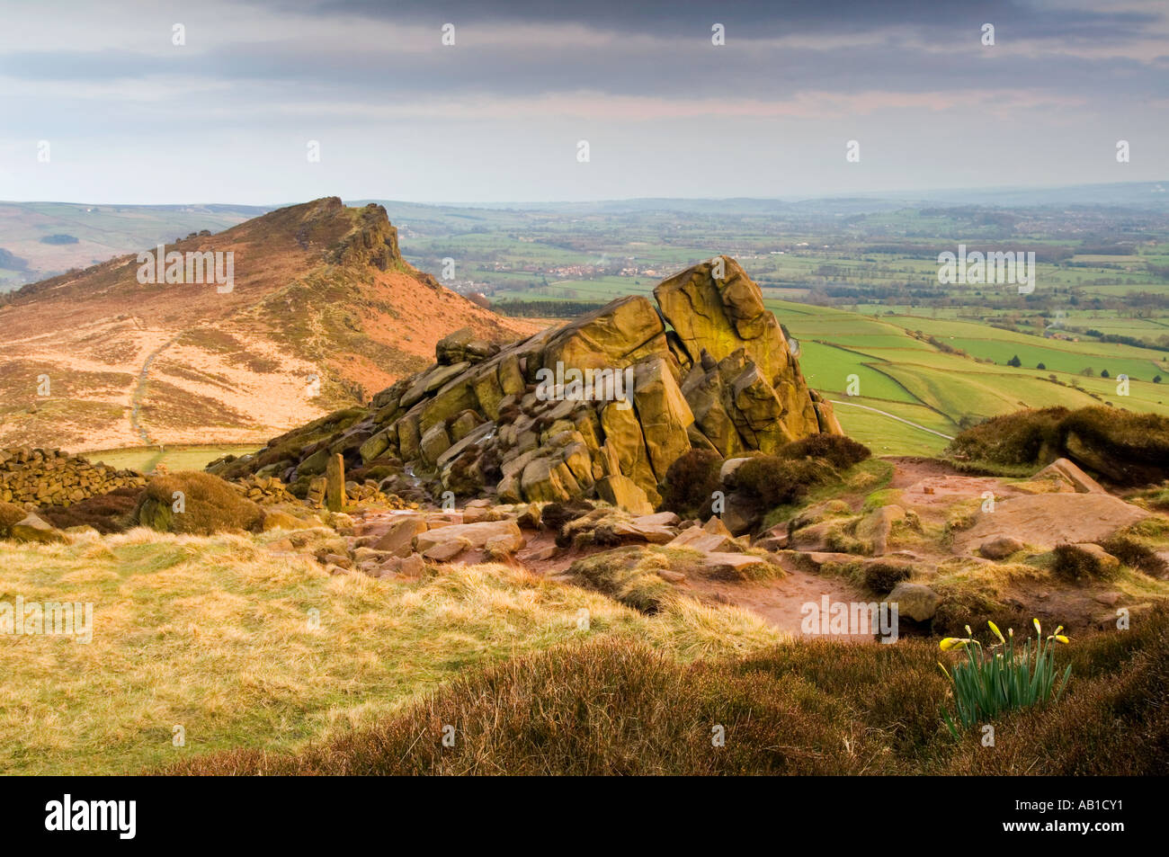 Abendlicht auf die Kakerlaken und Henne Cloud, Peak District National Park, Staffordshire, England, Vereinigtes Königreich Stockfoto