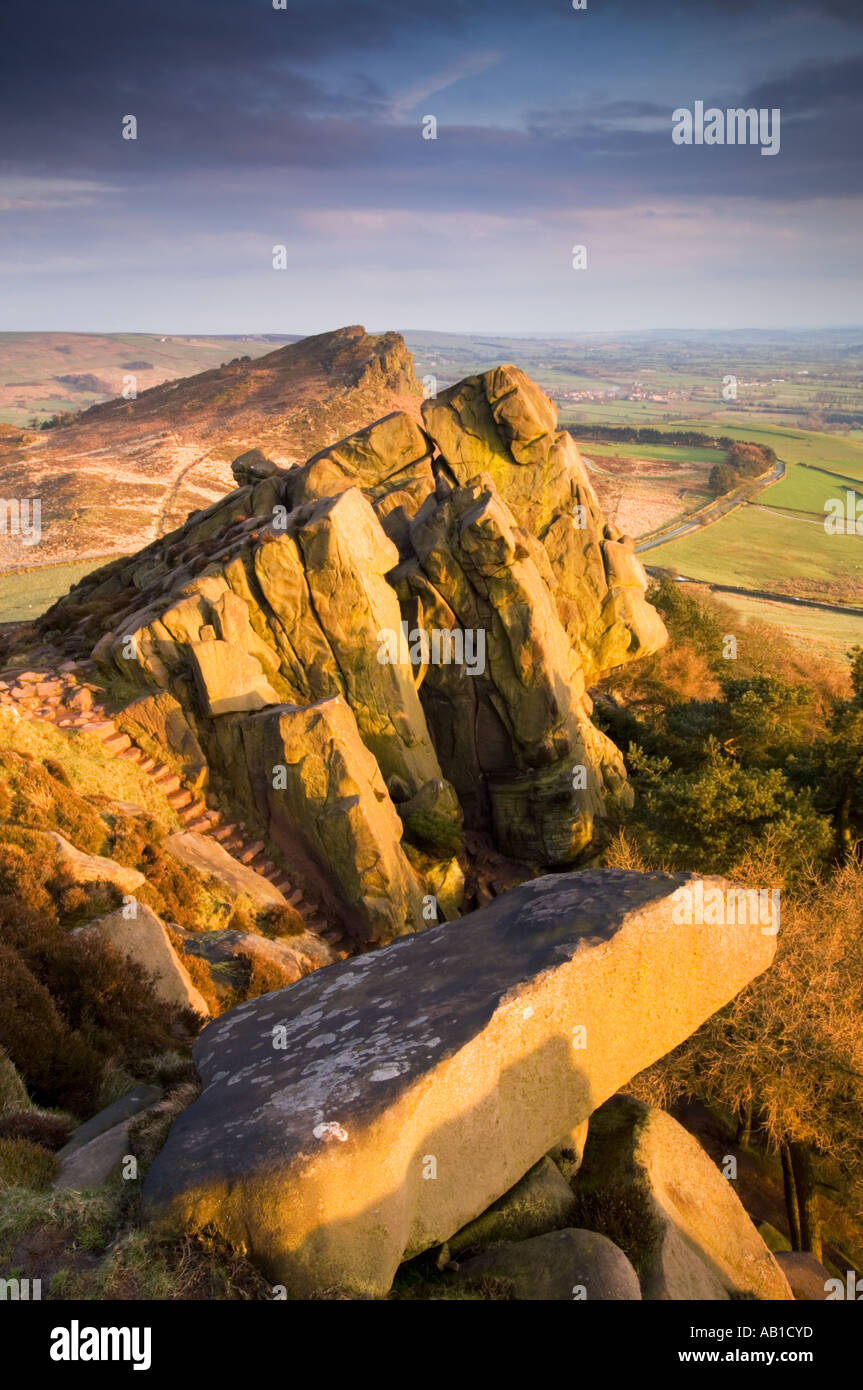 Abendlicht auf die Kakerlaken und Henne Cloud, Peak District National Park, Staffordshire, England, Vereinigtes Königreich Stockfoto