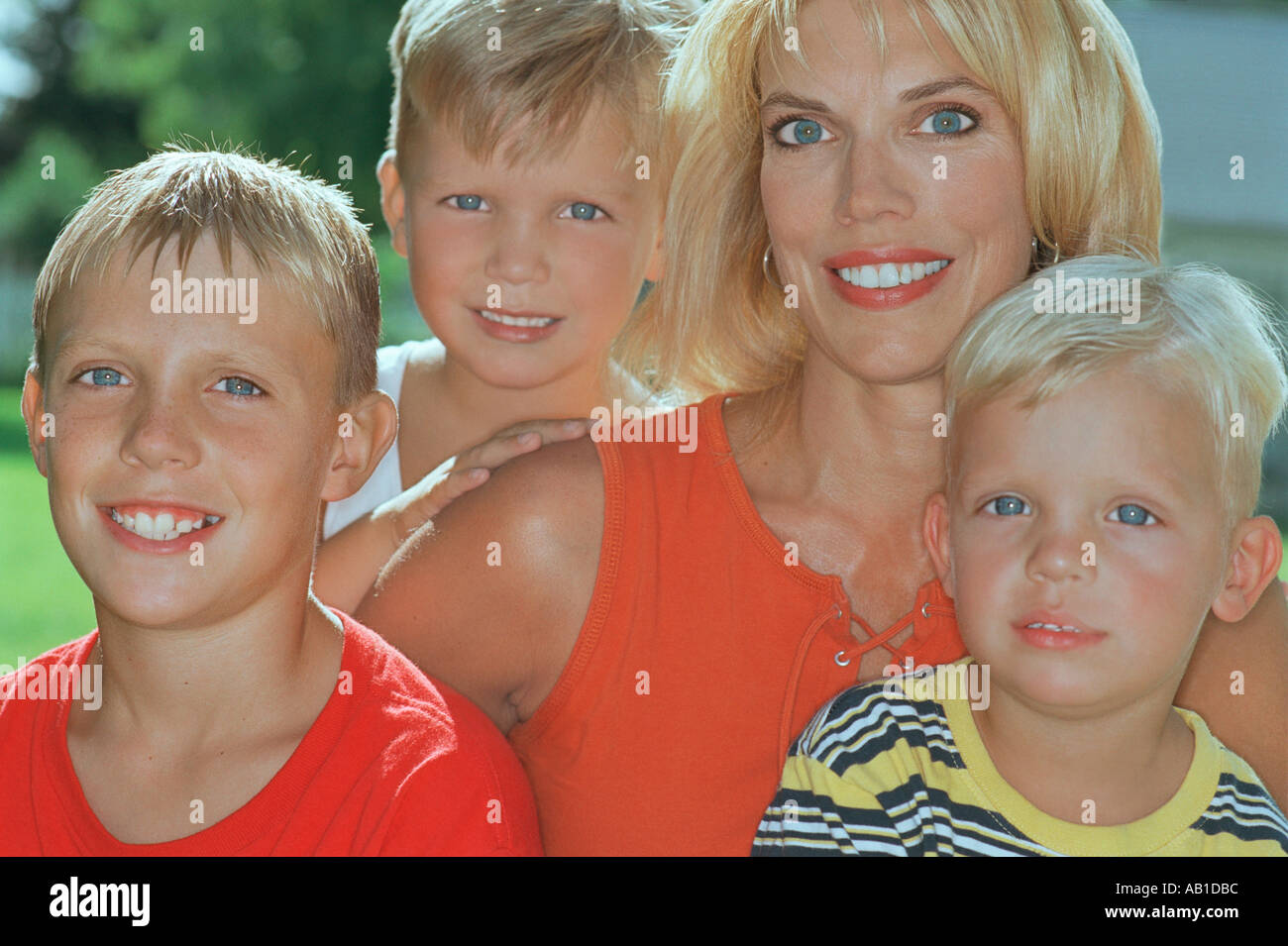 Mutter mit vier Fotos und Bildmaterial in hoher Auflösung Alamy