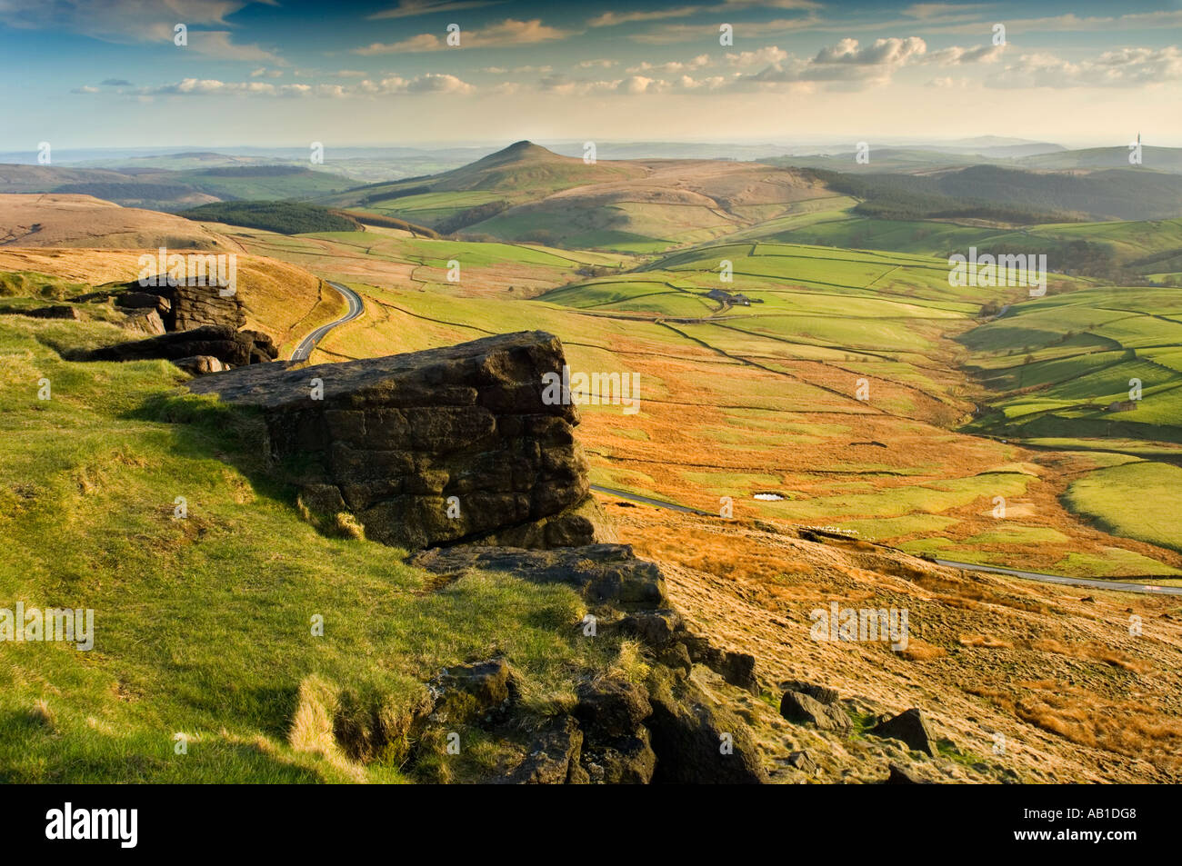 Blick zum Gipfel des Shutlingsloe über den Peak District National Park, Cheshire, England, UK Stockfoto